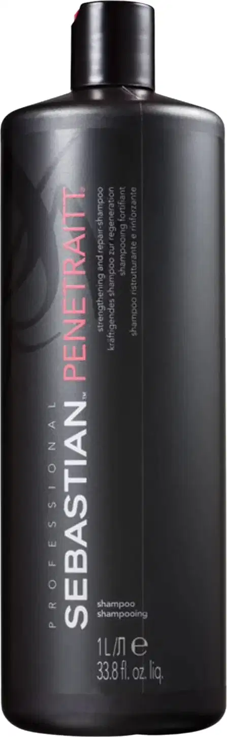 Shampoo Sebastian Professional em frasco plástico preto opaco de 1 litro. O frasco tem formato cilíndrico com tampa preta na parte superior. Na frente, há o logotipo e o nome da linha "Sebastian Penetrait" em letras vermelhas sobre o fundo preto.