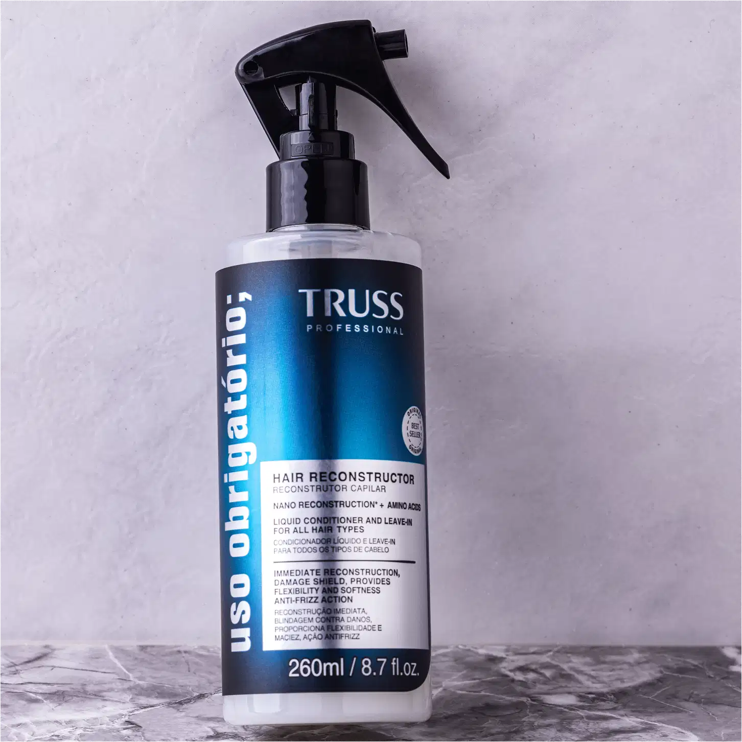 Produto de reconstrução capilar TRUSS Uso Obrigatório 260ml. Descrição do produto como condicionador líquido e leave-in para todos os tipos de cabelo, com ação de reconstrução imediata, proteção contra danos, maciez e anti-frizz.