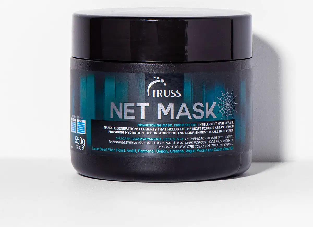 A imagem mostra o pote redondo da máscara net mask, sua cor é preta e possui detalhes em azul.