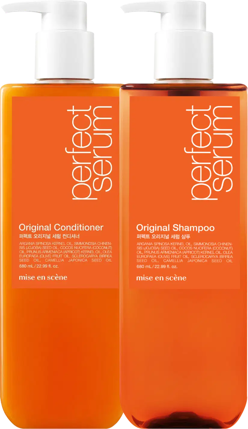 Dois frascos de plástico laranja com bombas brancas, contendo Shampoo Original e Condicionador Original da marca Mise en Scène. Os rótulos exibem informações sobre os ingredientes e a marca.