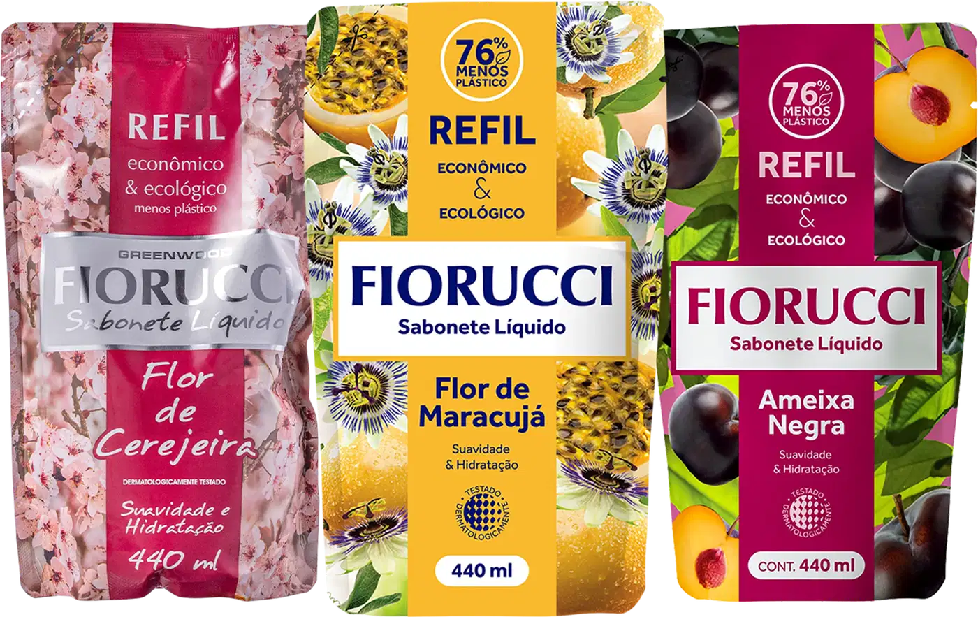Produtos de sabonete líquido refil da marca Fiorucci, nas fragrâncias flor de maracujá, flor de cerejeira e ameixa negra. As embalagens apresentam informações sobre a sustentabilidade dos produtos, com 76% menos plástico.