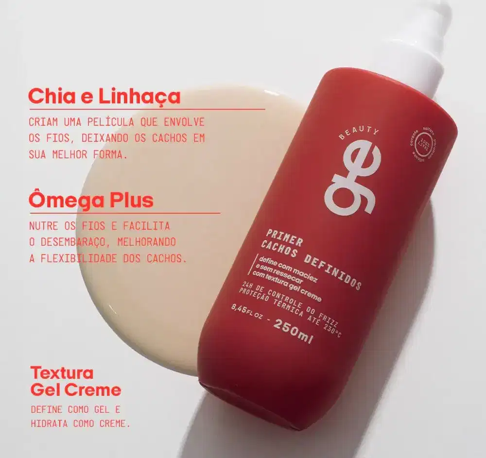 Primer Cachos Definidos GE Beauty em frasco vermelho de 250ml. Produto gel-creme com textura híbrida, apresenta rótulo branco com informações sobre fórmula com chia, linhaça e ômega plus para definição e hidratação de cachos.