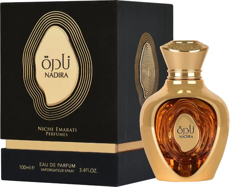 Frasco de item de perfumaria dourado com rótulo preto e dourado exibindo o nome "Opli Nadira". Embalagem preta com detalhes dourados em forma de ondas. Produto de marca de perfumes de nicho.