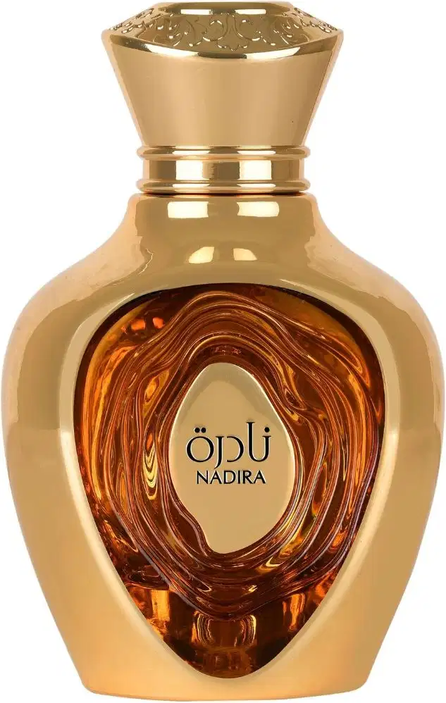 Frasco de item de perfumaria dourado com tampa decorativa. Recipiente de vidro com formato arredondado e brilhante. Rótulo com o nome "Öpü Nadira" em destaque. Embalagem com acabamento metálico e detalhes decorativos.