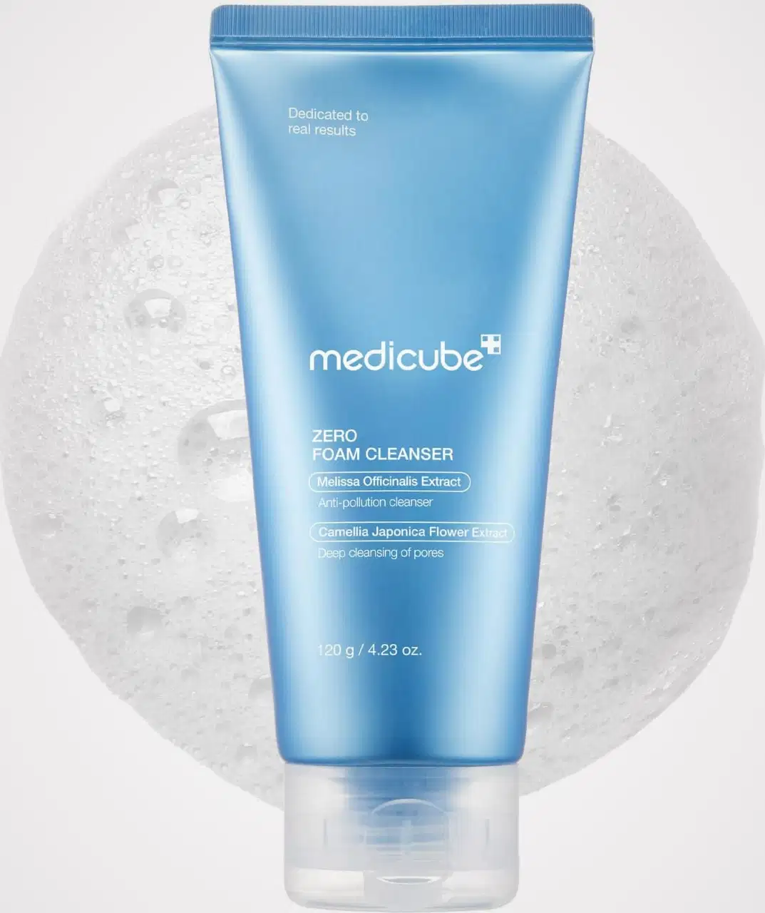 Embalagem de produto de limpeza facial da marca Medicube, com destaque para os ingredientes e benefícios, em um ambiente com bolhas de água sugerindo limpeza profunda dos poros.