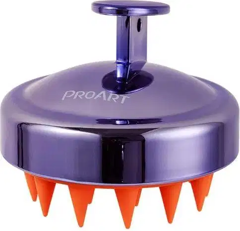 A imagem mostra um massageador de couro cabeludo com uma base metalizada em tom lilás metalizado e cerdas laranjas.