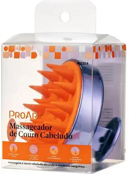 A imagem mostra um massageador de couro cabeludo. O produto vem embalado em uma caixa plástica transparente. A embalagem tem um fundo lilás com padrões geométricos alaranjados e brancos. No centro, está o massageador na cor laranja vibrante.