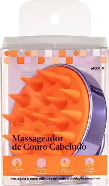 A imagem mostra um massageador de couro cabeludo. O produto vem embalado em uma caixa plástica transparente. A embalagem tem um fundo lilás com padrões geométricos alaranjados e brancos. No centro, está o massageador na cor laranja vibrante.