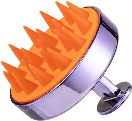 A imagem mostra um massageador de couro cabeludo com uma base metalizada em tom lilás e cerdas laranjas.