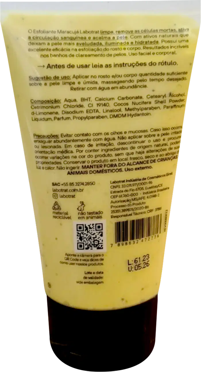 O produto apresentado é um esfoliante corporal da marca Labotrat, com aroma de maracujá. A embalagem é um tubo plástico amarelo, com o nome do produto "Esfoliante Rosto e Corpo Maracujá" impresso em preto. O tubo contém 150g do produto.