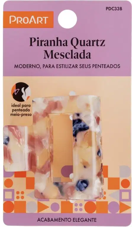 A imagem mostra uma embalagem plástica transparente com detalhes impressos em laranja, roxo e branco. Dentro está o acessório de cabelo.