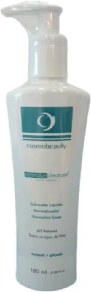 Sabonete facial Cosmobeauty. O frasco é branco com uma bomba doseadora na parte superior. O rótulo do produto exibe o nome "Cosmobeauty" em letras azuis e o nome do produto "Normocleanse" em letras menores. O frasco contém 180 ml de produto.
