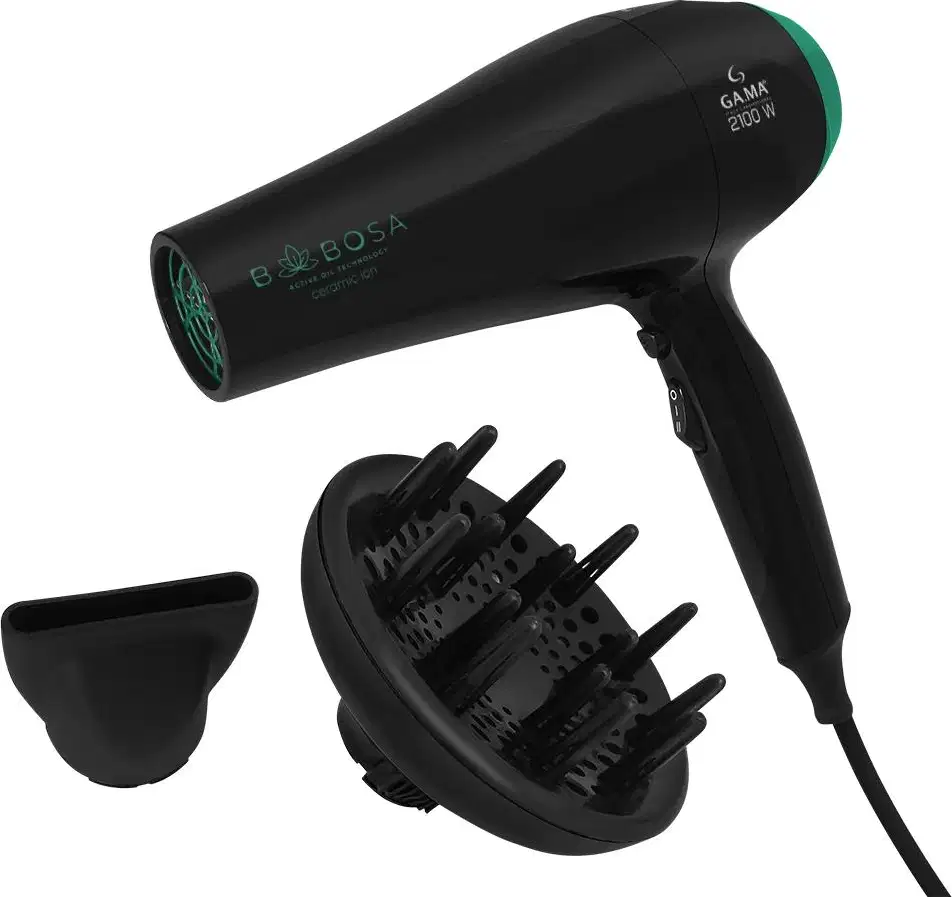 A imagem mostra um secador de cabelo profissional da marca GA.MA Italy. Ele possui um corpo cilíndrico preto com detalhes em verde escuro. Acompanha um difusor removível preto com pinos para modelar o cabelo e um bico de ar na cor preta.
