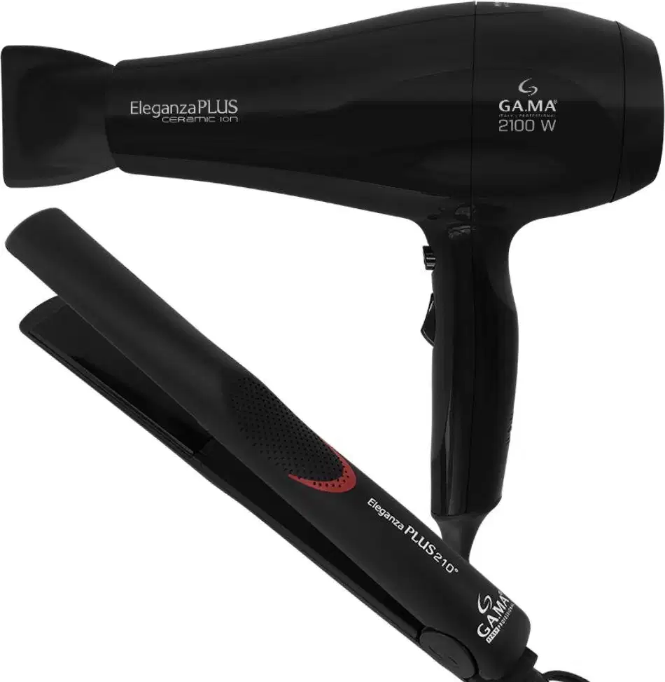 A imagem mostra um secador de cabelo profissional GA.MA Italy, na cor preta, com design ergonômico e corpo alongado. Acompanha uma prancha alisadora de cabelo, também preta com detalhes em vermelho. Ambos têm acabamento fosco e linhas retas e angulares.