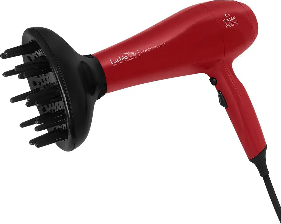 A imagem mostra o secador de cabelo da marca GA.MA Italy, na cor vermelha. O corpo do secador é cilíndrico e possui o nome da linha "Lichia Ceramic Ion" gravados. Acompanha um difusor removível preto na ponta.