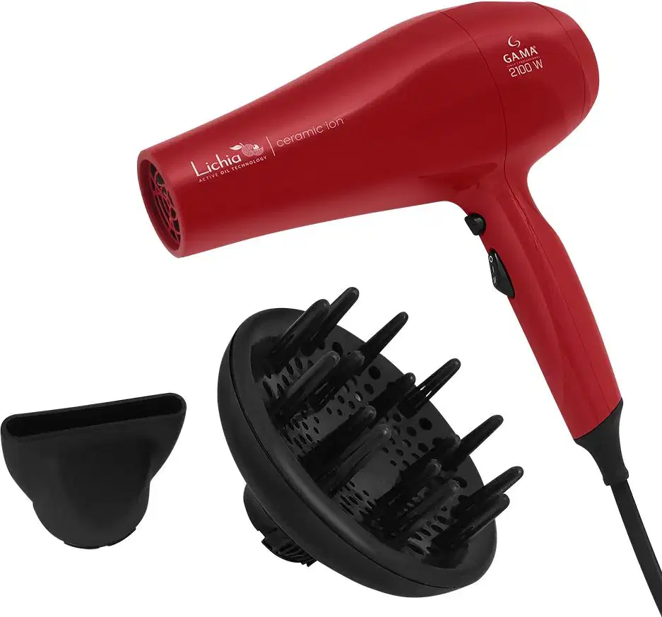 A imagem mostra o cabo do secador de cabelo da marca GA.MA Italy. Corpo alongado e arredondado na parte superior, feito de plástico brilhante na cor vermelha. Possui dois botões, um para controle de velocidade e temperatura. O design é elegante e moderno.