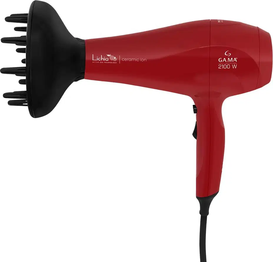 A imagem mostra o secador de cabelo da marca GA.MA Italy, na cor vermelha. O corpo do secador é cilíndrico e possui o nome da linha "Lichia Ceramic Ion" gravados. Acompanha um difusor removível preto na ponta.