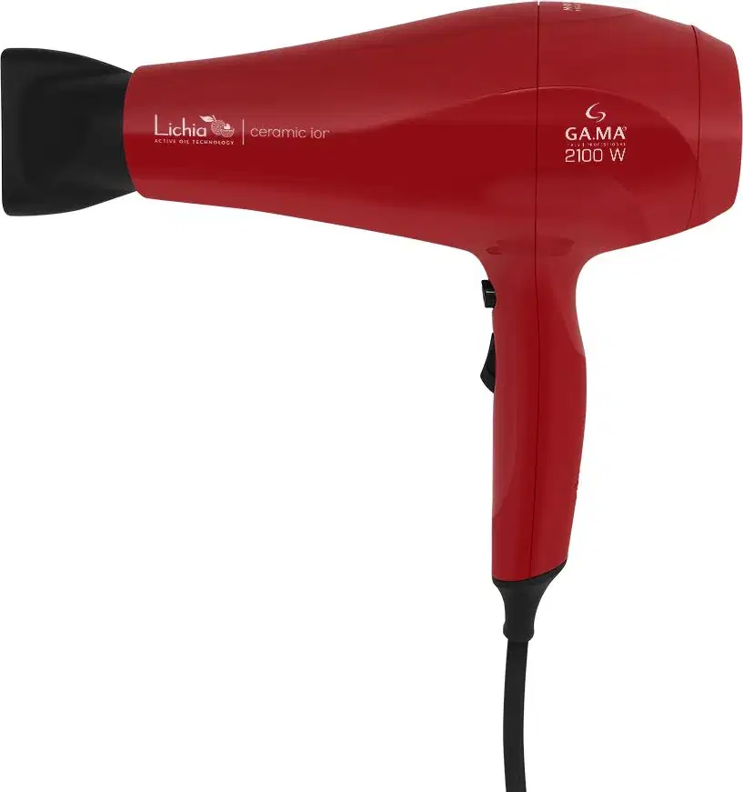 A imagem mostra o secador de cabelo da marca GA.MA Italy, na cor vermelha. O corpo do secador é cilíndrico e possui o nome da linha "Lichia Ceramic Ion" gravados. Acompanha um bico direcionador de ar removível preto.