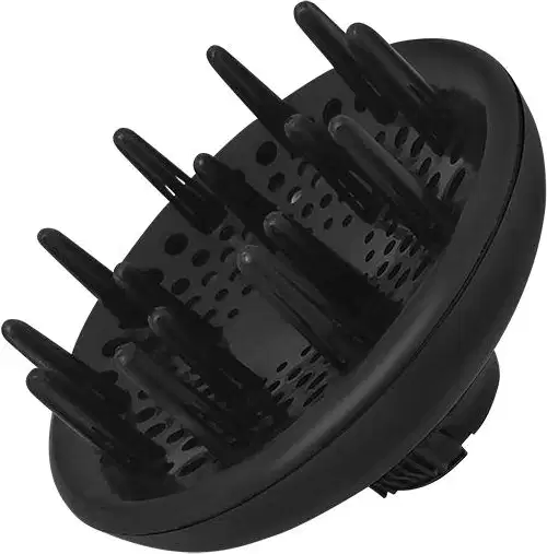 A imagem mostra o difusor de cabelo da marca GA.MA Italy. Ele possui um produto preto em formato arredondado com pequenos furos e pentes em toda a superfície. Possui uma base mais larga e um bocal mais estreito na extremidade oposta.