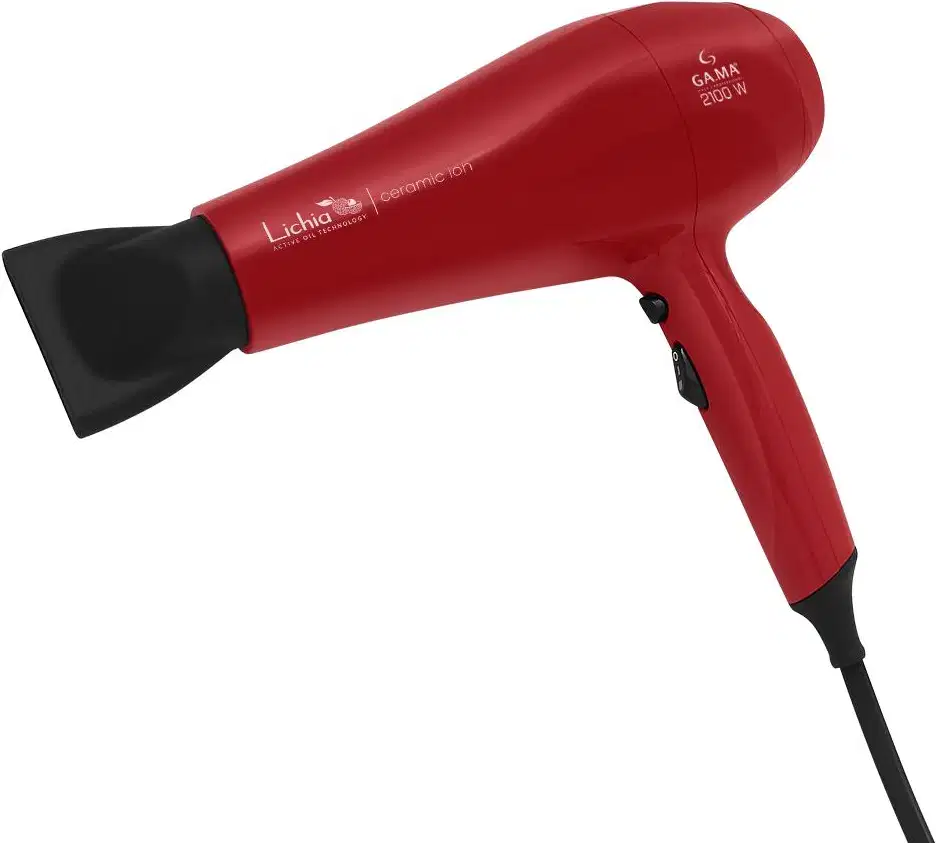 A imagem mostra o secador de cabelo da marca GA.MA Italy, na cor vermelha. O corpo do secador é cilíndrico e possui o nome da linha "Lichia Ceramic Ion" gravados. Acompanha um bico direcionador de ar removível preto.
