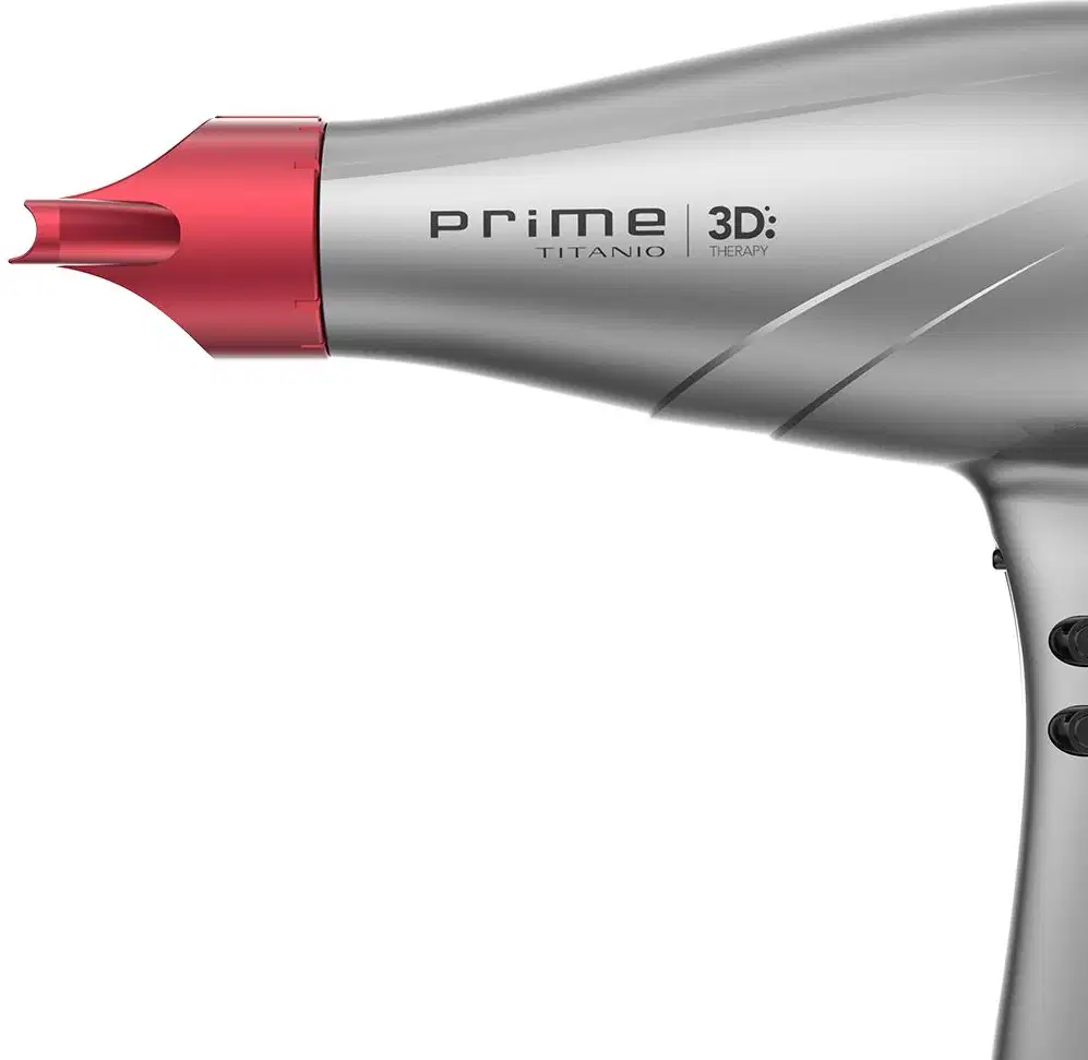 A imagem traz o secador de cabelo da GA.MA Italy Prime 3D Titanio. O acessório possui um corpo alongado e aerodinâmico em plástico cinza e detalhes em vermelho com o bico concentrador de ar removível na ponta.