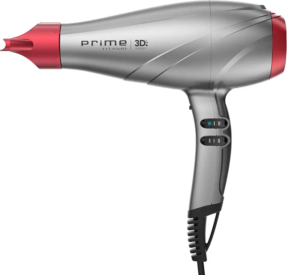 A imagem traz o secador de cabelo da GA.MA Italy Prime 3D Titanio. O acessório possui um corpo alongado e aerodinâmico em plástico cinza e detalhes em vermelho com o bico concentrador de ar removível na ponta.