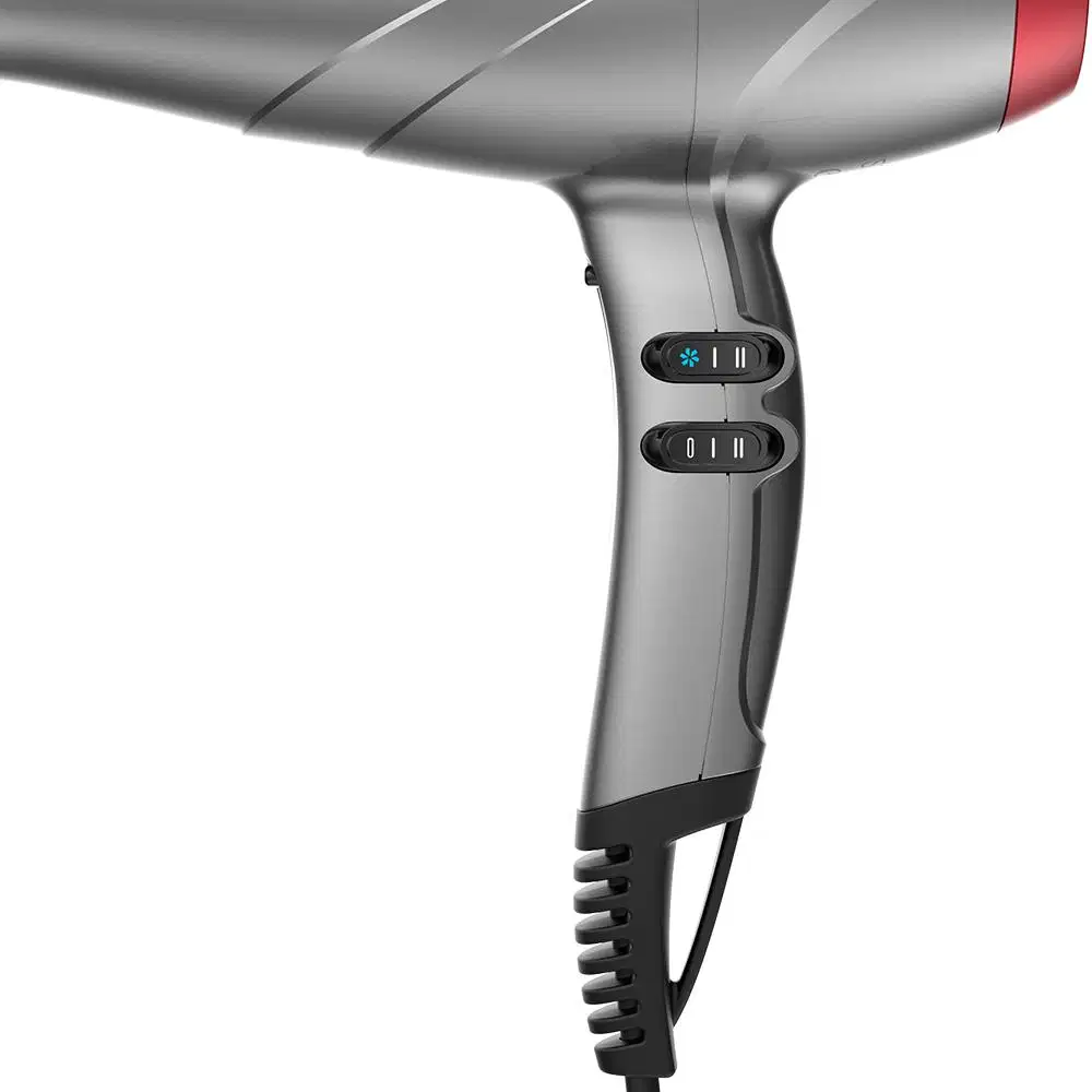 A imagem traz no detalhe o cabo do secador. O acessório possui um corpo alongado e aerodinâmico em plástico cinza e detalhes em vermelho. O cabo traz dois botões par ajustar a temperatura e a velocidade do acessório.