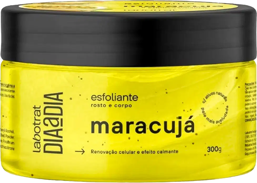 O produto exibido é um esfoliante corporal da marca Labotrat, com embalagem em formato de pote preto com tampa. A embalagem possui uma etiqueta amarela com o nome do produto "maracuja" e informações sobre sua função de renovação celular e efeito calmante.