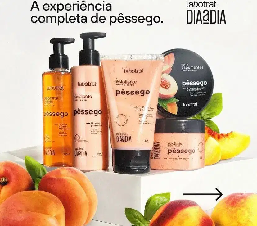 O produto mostrado na imagem é um hidratante corporal da marca Labotrat, com o nome "Pêssego" impresso no rótulo. A embalagem é um frasco plástico com um dispensador na parte superior, de cor laranja clara.