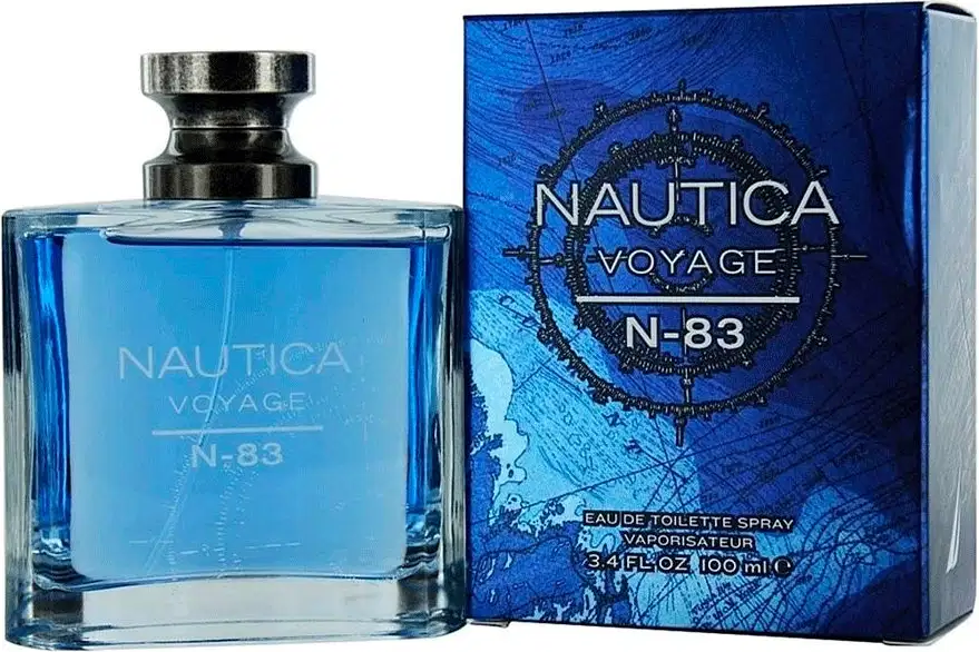 Frasco do perfume ao lado da caixa na embalagem. A caixa é azul escuro e tem uma ilustração que remete à uma bússola.
