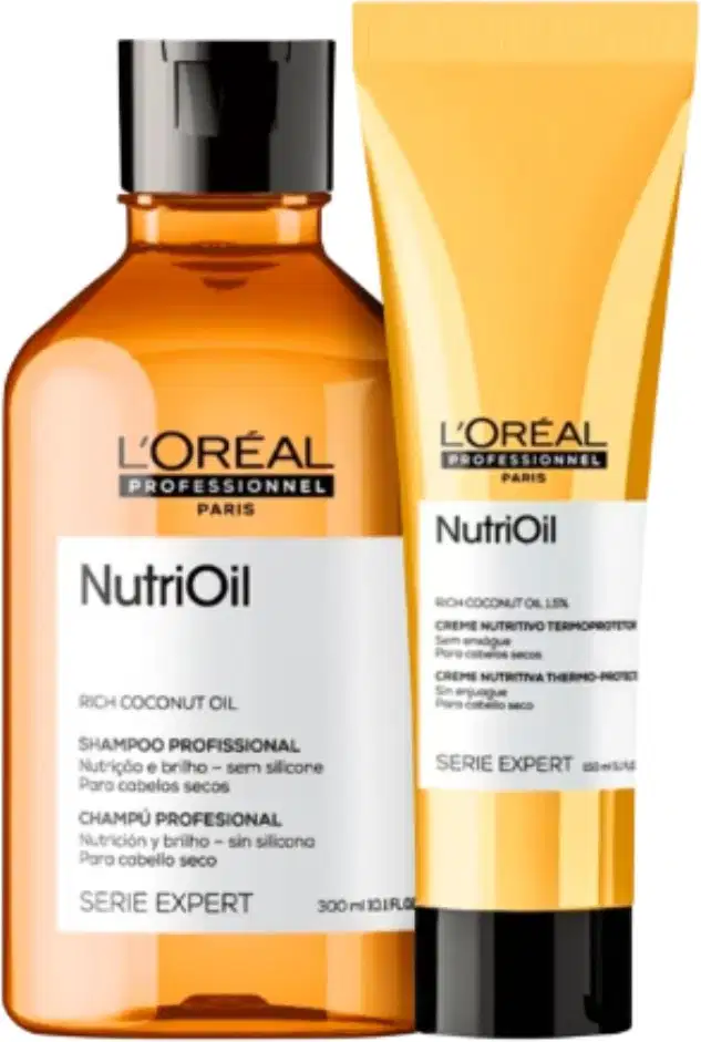 A imagem mostra um kit um frasco arredondado de shampoo e com uma bisnaga de leave-in, ambos de cor bege, com rótulo branco e tampa preta.