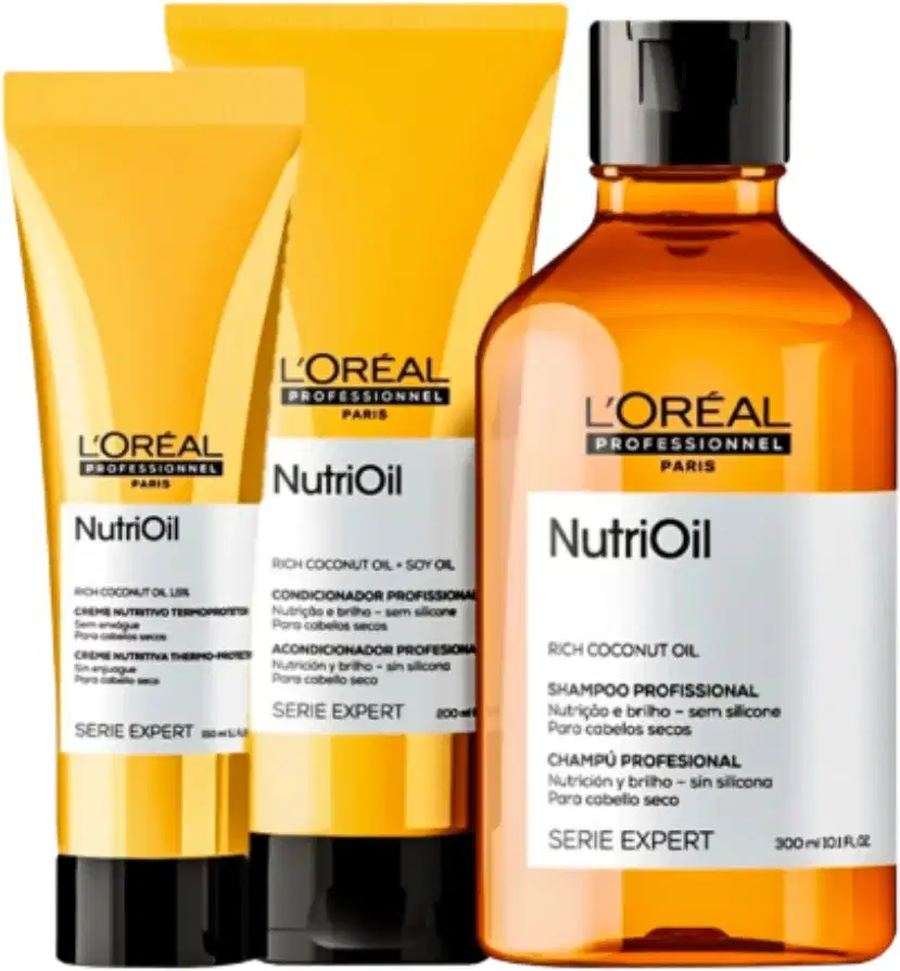A imagem mostra um kit da L'Oréal Professionnel, com duas bisnagas uma de leave-in e outra de condicionador e um frasco de shampoo. Todos de cor amarelo com rótulo branco e tampa preta.