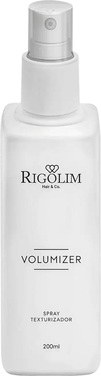 O produto apresentado é um spray texturizador da marca Rigolim Hair & Co., chamado "Volumizer". A embalagem é um frasco branco com um rótulo preto e branco, contendo 200ml do produto. O frasco possui um bico pulverizador na parte superior.