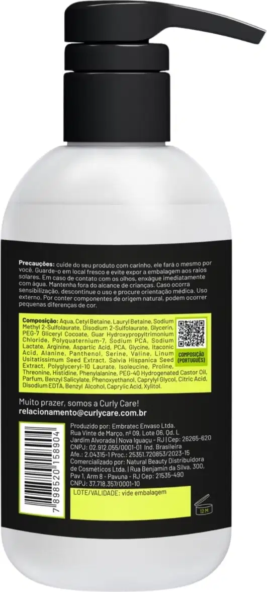 Produto de cuidado capilar em frasco plástico branco com bomba dosadora preta. Rótulo com lista de composição, instruções de uso, informações do fabricante e código de barras. Predominam as cores branco e preto na embalagem.