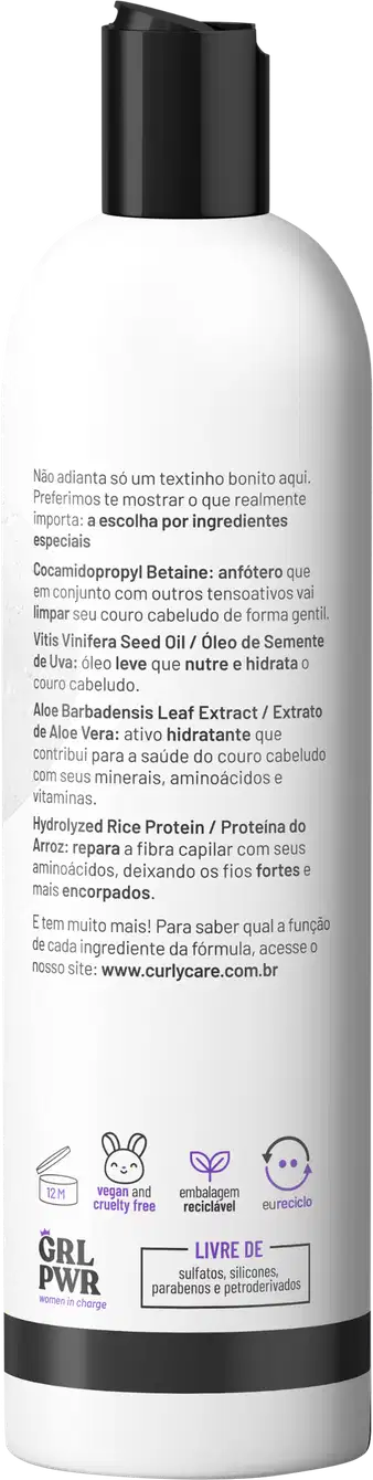 Shampoo Curly Care. A embalagem possui um rótulo com texto em português descrevendo os ingredientes e benefícios do produto. O rótulo também exibe símbolos indicando que o produto é vegano, livre de crueldade animal e hipoalergênico.