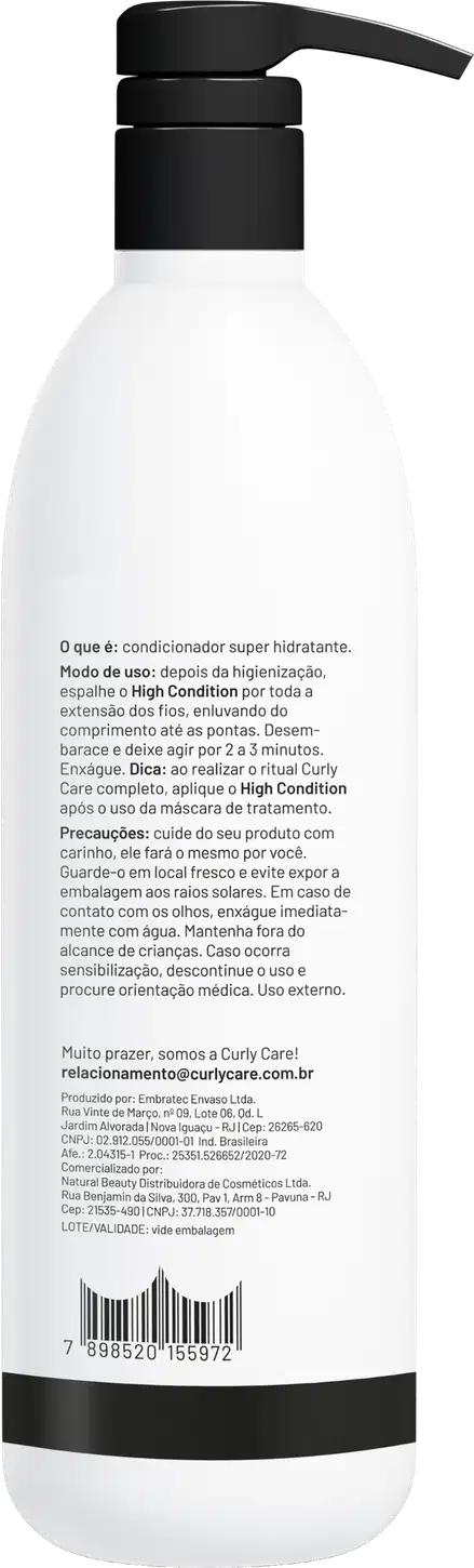 Condicionador super hidratante Curly Care em embalagem plástica branca e preta. O rótulo em português detalha as instruções de uso, ingredientes e informações do fabricante. O frasco tem um código de barras na parte inferior.