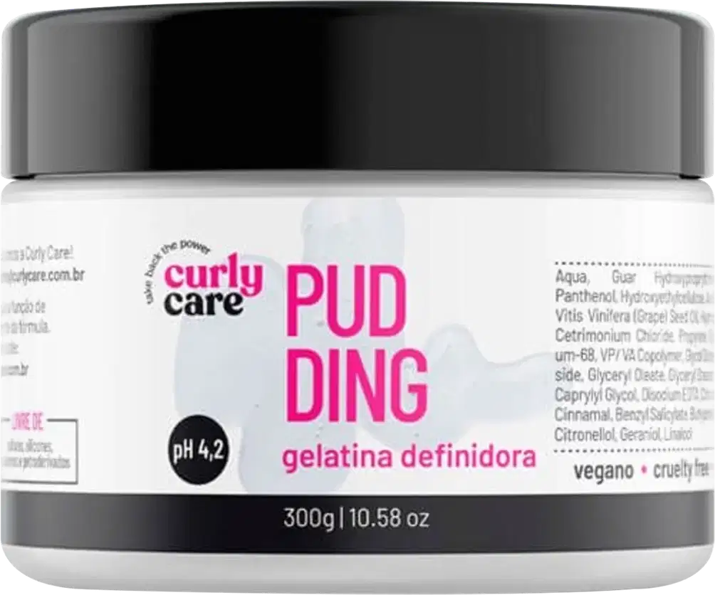 Pote plástico branco com tampa preta contendo um produto de definição de cachos da marca Curly Care. O rótulo indica que é um "Pudding Gelatina Definidora" vegano, com pH 4,2.