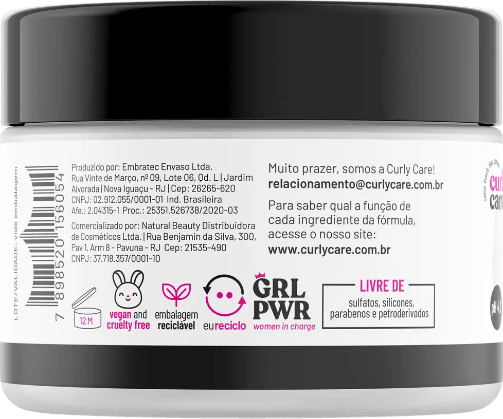 Pote plástico branco com tampa preta contendo um produto de definição de cachos da marca Curly Care. O rótulo indica que é um "Pudding Gelatina Definidora" vegano, com pH 4,2.