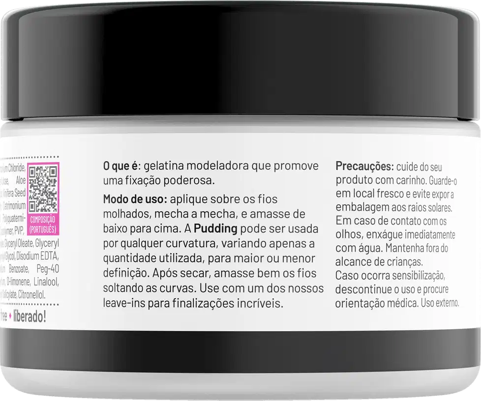 Pote plástico branco com tampa preta contendo um produto de definição de cachos da marca Curly Care. O rótulo indica que é um "Pudding Gelatina Definidora" vegano, com pH 4,2.