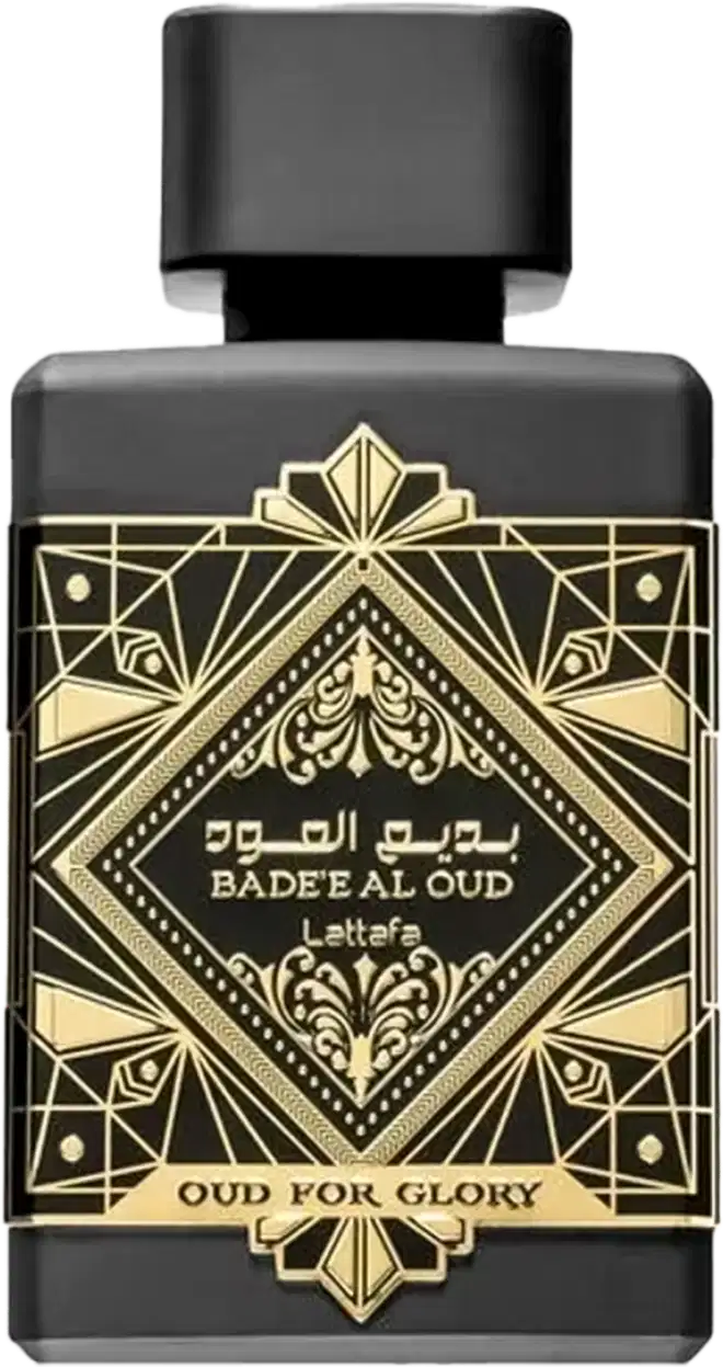 Frasco de perfume preto e dourado da marca Lattafa Perfumes, com rótulo em estilo art déco exibindo o nome "Badeeal Oud" e a descrição "Oud for Glory". O design é elegante e sofisticado, com detalhes decorativos dourados.