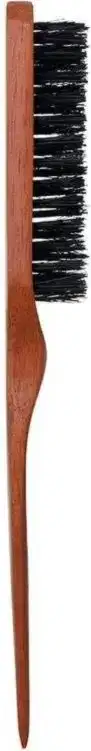 Escova de cabelo de madeira com cerdas pretas. A escova possui um cabo de madeira de cor marrom clara e as cerdas são densas e pretas. O design é simples e minimalista, com um acabamento liso e polido.
