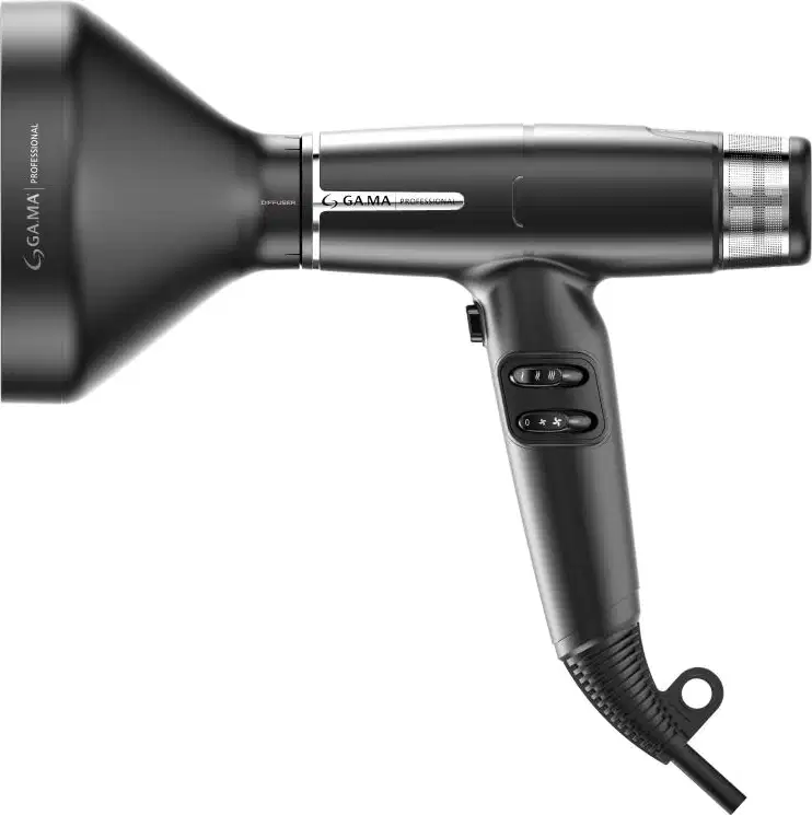 A imagem mostra o secador de cabelo da marca GA.MA Italy. Ele possui corpo vermelho metálico com detalhes prateados, difusor profundo e alongado. Painel de controle com botões e configurações de temperatura. Cabo preto flexível.