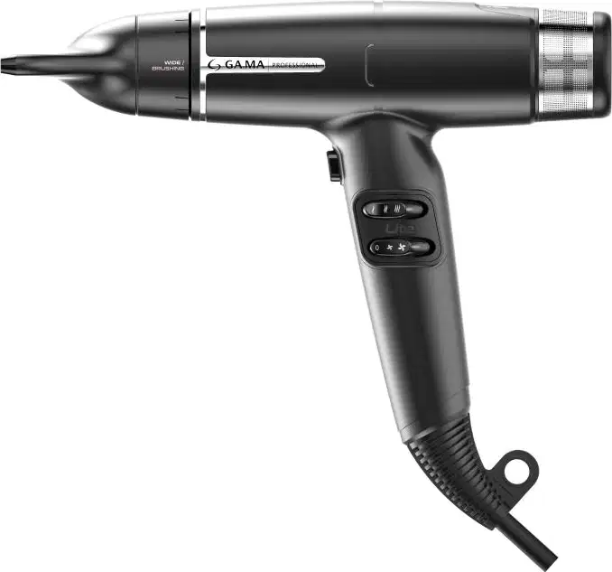 A imagem mostra o secador de cabelo da marca GA.MA Italy. Ele possui corpo preto metálico com detalhes prateados, bico concentrador de ar preto achatado e direcional. Painel de controle com botões e configurações de temperatura. Cabo preto flexível.