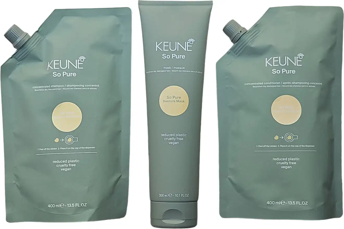São produtos de cuidados capilares da marca Keune, da linha So Pure. Há duas embalagens flexíveis de plástico reduzido em forma de sachês, com 400ml cada, e um tubo de 300ml, todos na cor verde menta.