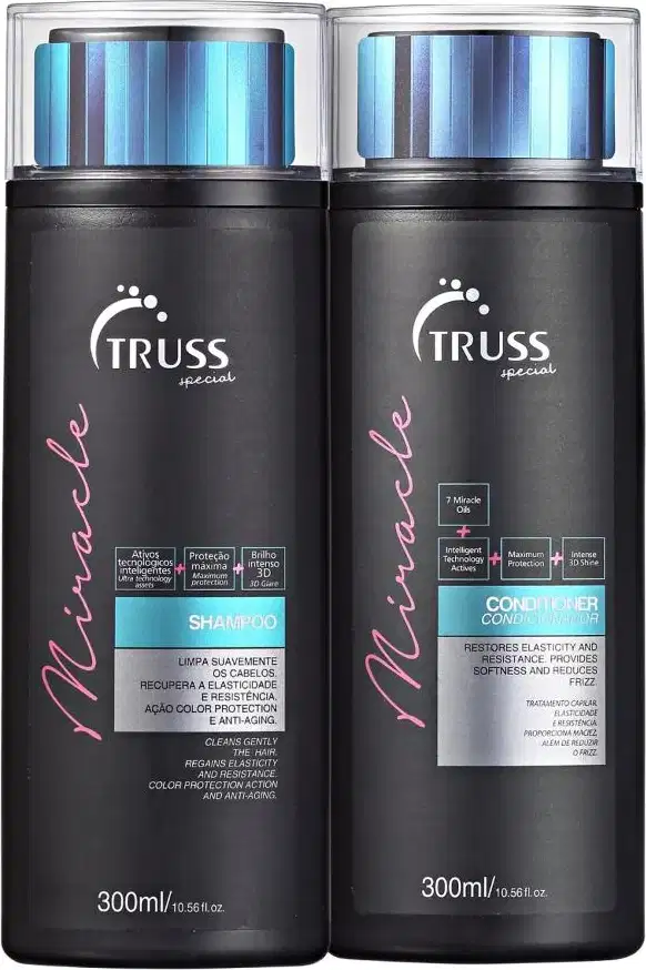A imagem mostra dois frascos, um de shampoo e outro de condicionador da marca Truss. Os frascos são pretos e apresentam detalhes em rosa e um brilho metálico azul na parte superior transparente.