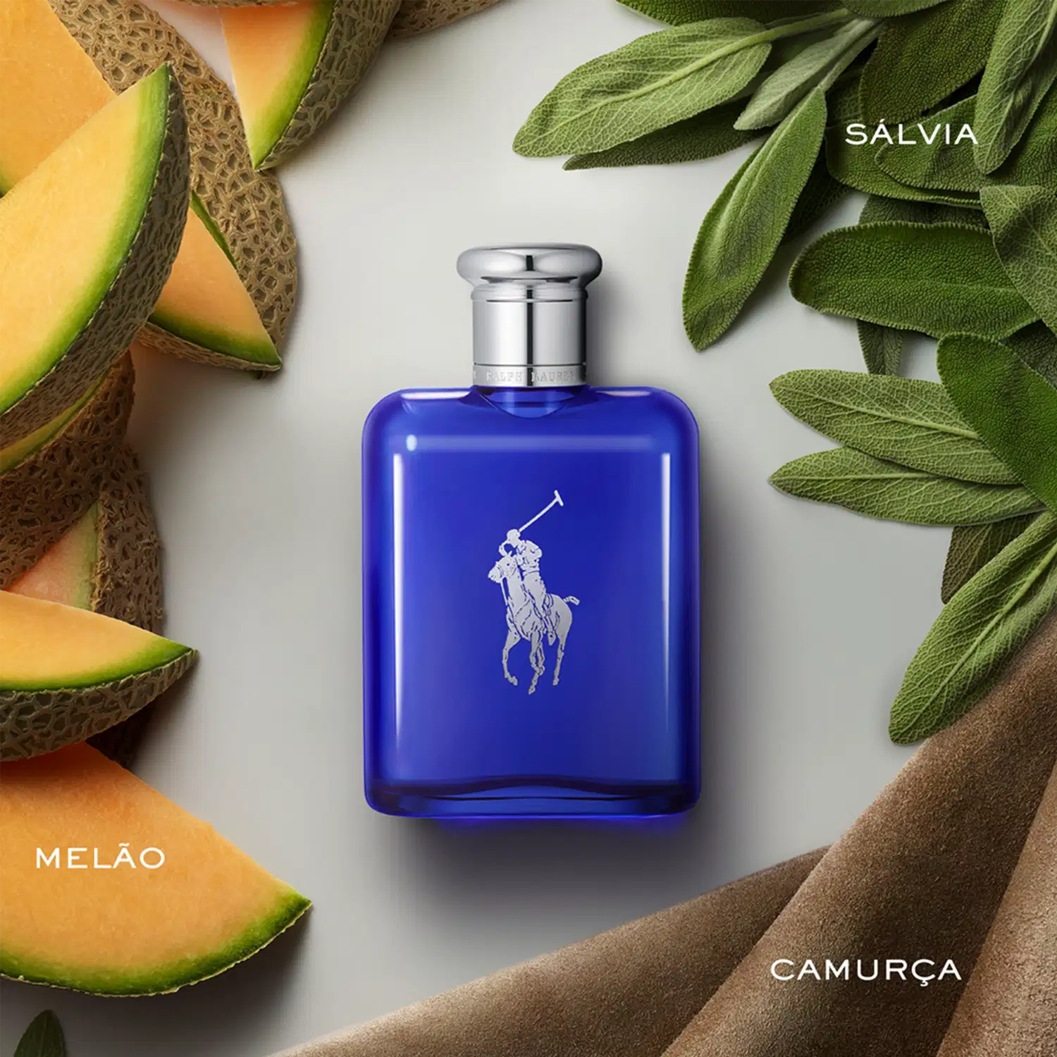 Perfume em frasco retangular de vidro azul cobalto com tampa prateada e logotipo em branco. O frasco, sobre fundo branco, está rodeado por folhas verdes e fatias de melão e camurça, com os nomes "Sálvia", "Melão" e "Camurça" destacados.