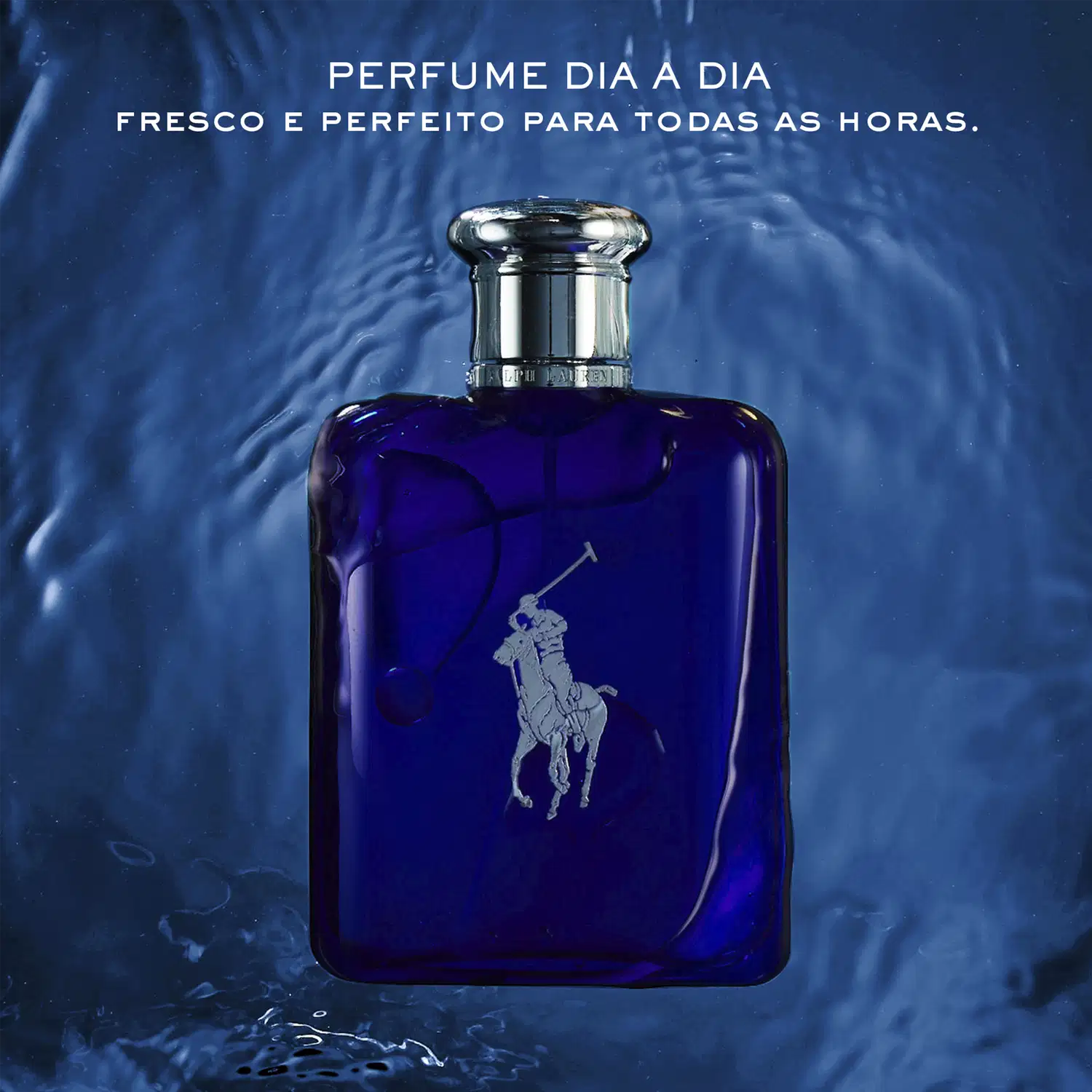 Perfume em frasco retangular de vidro azul profundo, com tampa prateada. O frasco apresenta o logotipo de um jogador de polo montado a cavalo, em cor clara. O texto na imagem anuncia "Perfume Dia a Dia, fresco e perfeito para todas as horas".