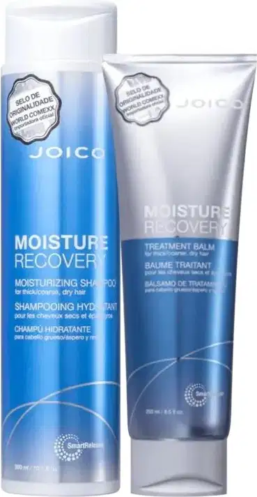 A imagem mostra um shampoo em  um frasco cilíndrico azul com rótulo branco e detalhes prateados. Ao lado está uma máscara capilar em embalagem tubular azul e prata, trazendo no rótulo informações na cor branca.