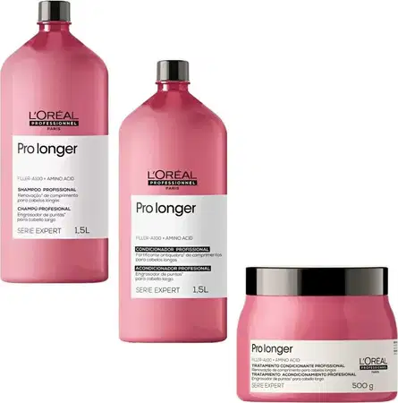 A imagem mostra 3 produtos da linha Pro Longer da L'Oréal Professionnel. Um shampoo em uma embalagem plástica rosa de 1,5L. Outro é um condicionador em uma embalagem semelhante de 1,5L. O terceiro é uma máscara capilar em um pote rosa de 250g.