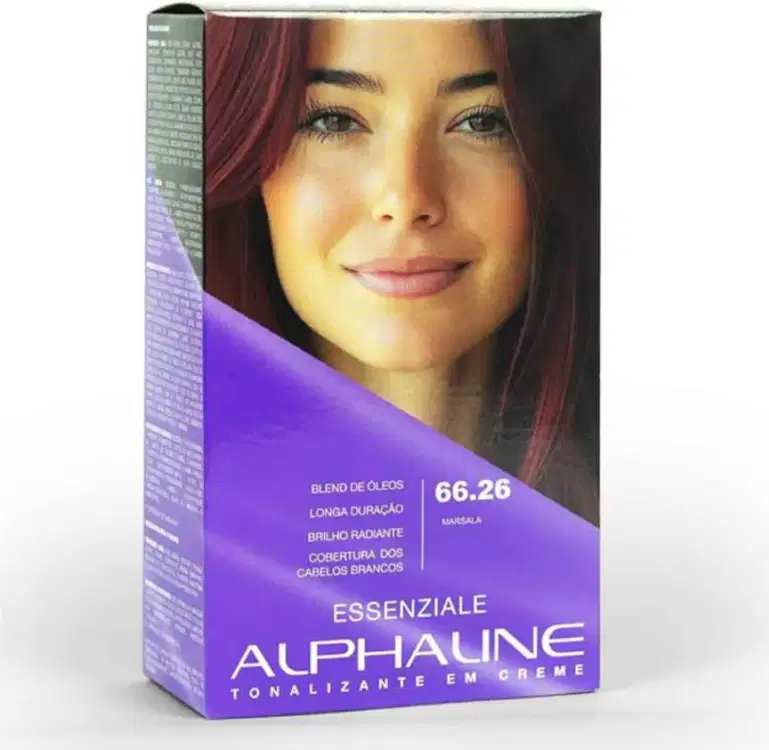 É um produto de coloração da linha Alpha line. A embalagem é uma caixa retangular de cor roxa com detalhes em branco. Há uma grande imagem de uma  modelo com cabelos vermelhos. O texto na caixa indica que é um Tonalizante na cor 66.26 Marsala